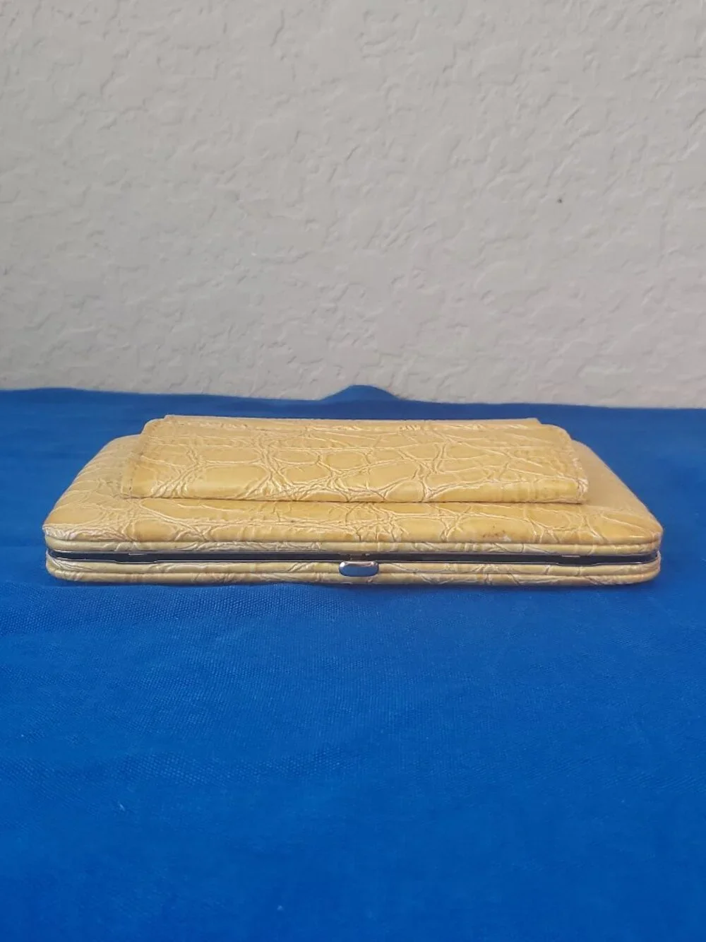 Vintage The Metropolitan Hard Case Clamshell Clutch Wallet – Yellow Croc Embosse